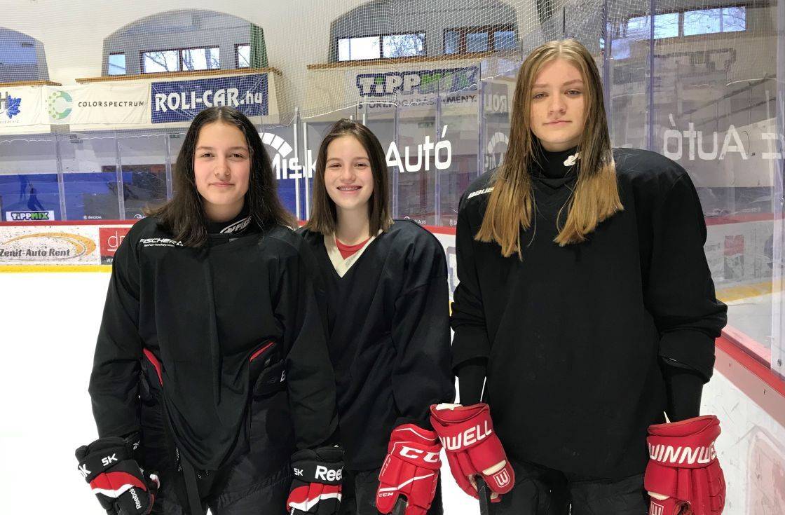 Hárman az U18-as válogatottban a DVTK Jegesmedvék női csapatából