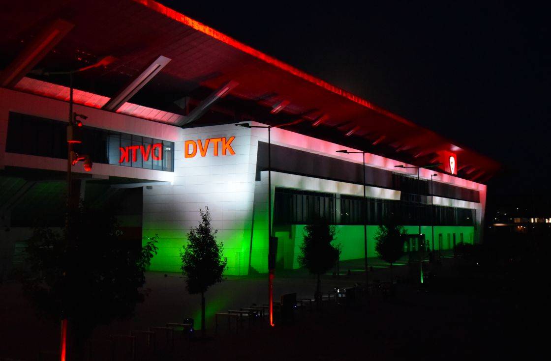 Piros-fehér-zöldben pompázott a DVTK Stadion